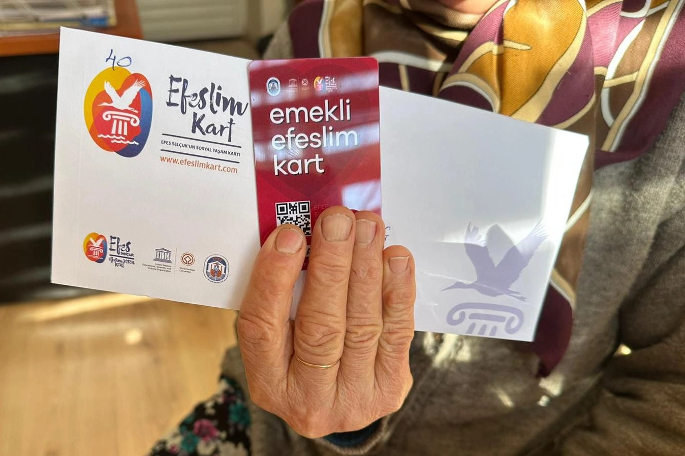 Sosyal belediyecilik sahada: Emekli Efeslim Kart ile milyonluk yardım