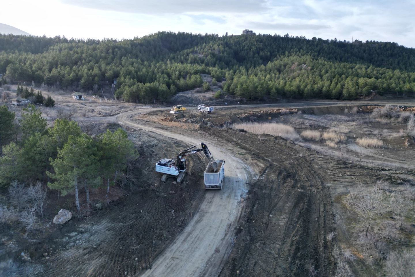 &Ccedil;orum'da &Ccedil;omar Barajı &ccedil;evresinde yol genişletme &ccedil;alışmaları s&uuml;r&uuml;yor