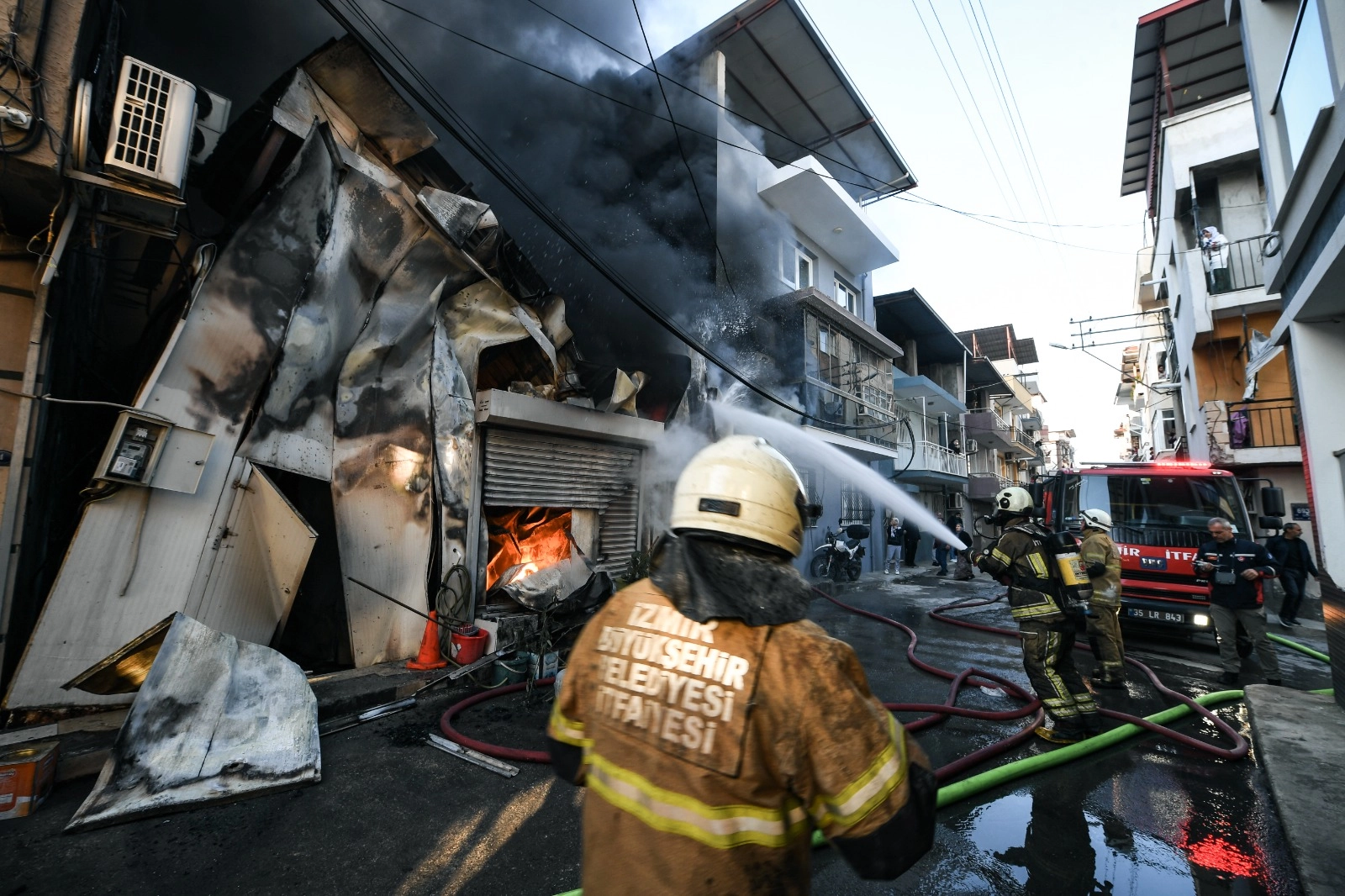İzmir Buca&rsquo;da iş yeri yangını panik yarattı