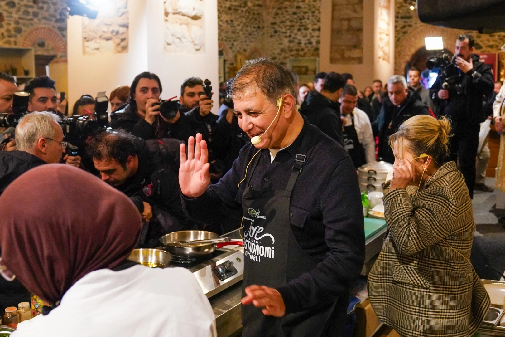 İzmir'de Başkan Tugay &ouml;nl&uuml;ğ&uuml; giyip, mutfağa girdi... Yemekler Başkan Tugay'dan