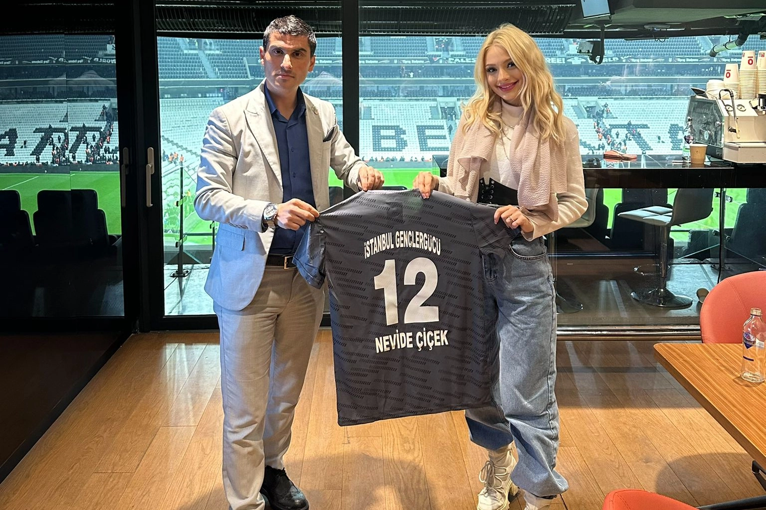 Nevide &Ccedil;i&ccedil;ek&rsquo;e Anlamlı Hediye! &Ouml;zg&uuml;r Subaşı&rsquo;ndan İstanbul Gen&ccedil;lerg&uuml;c&uuml; forması