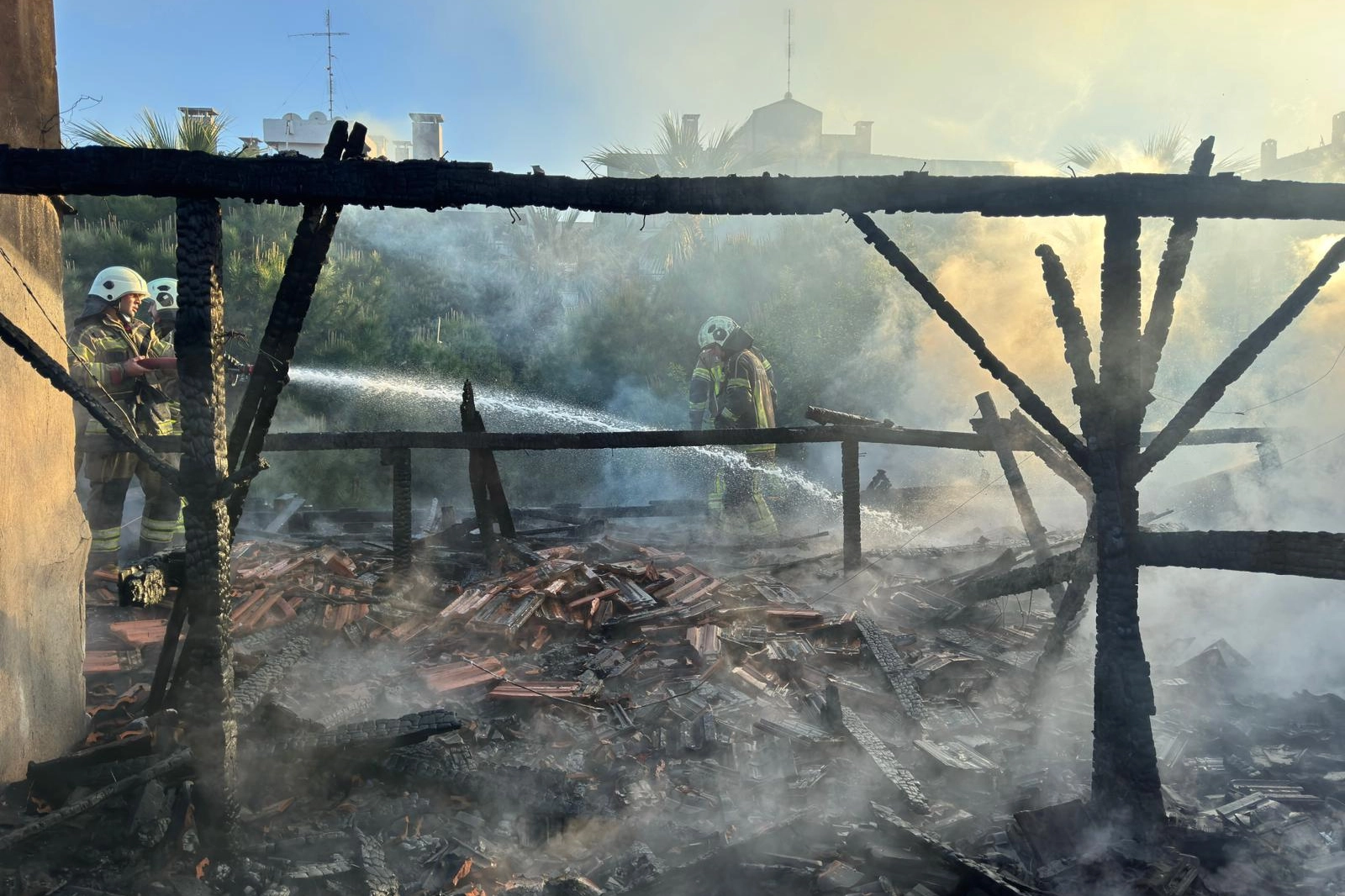 İzmir&rsquo;de itfaiyenin hızlı m&uuml;dahalesi faciayı &ouml;nledi
