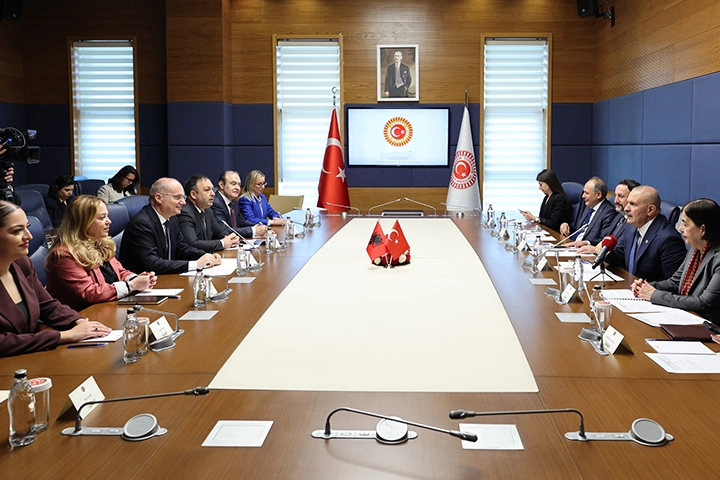 T&uuml;rkiye&ndash;Arnavutluk ilişkileri masada