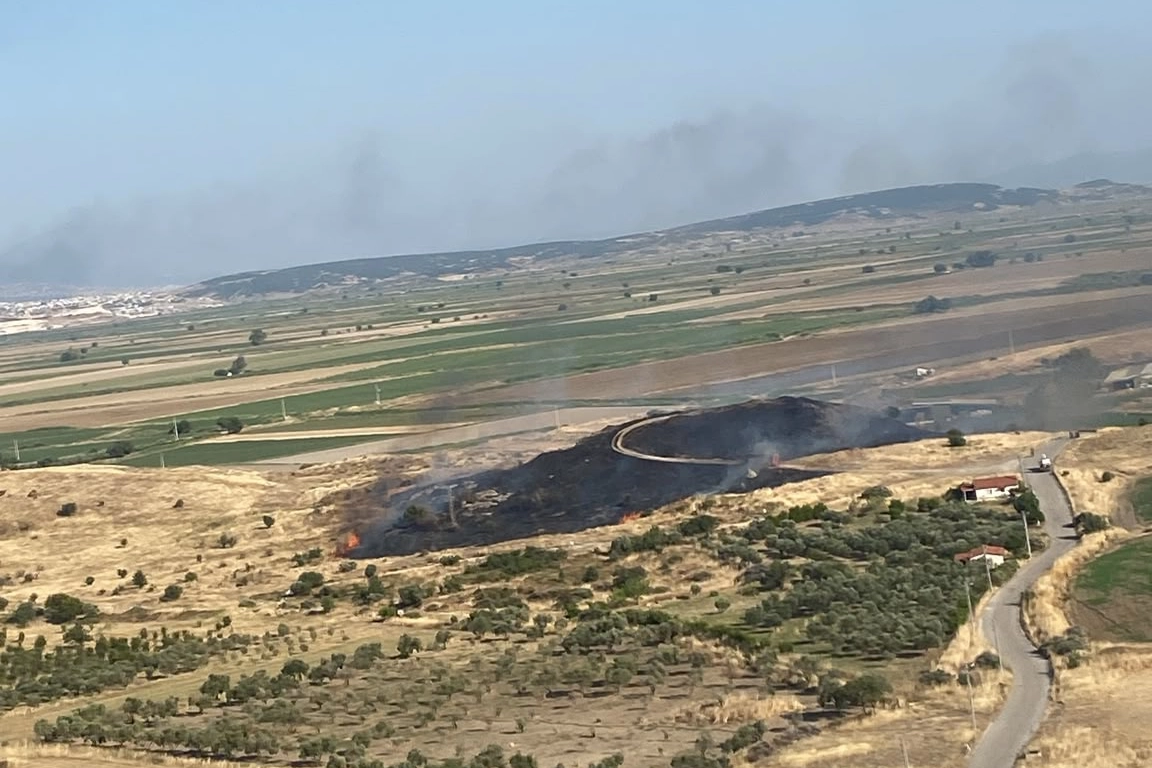 İzmir Fo&ccedil;a&rsquo;da makilik alandaki yangın kontrol altında