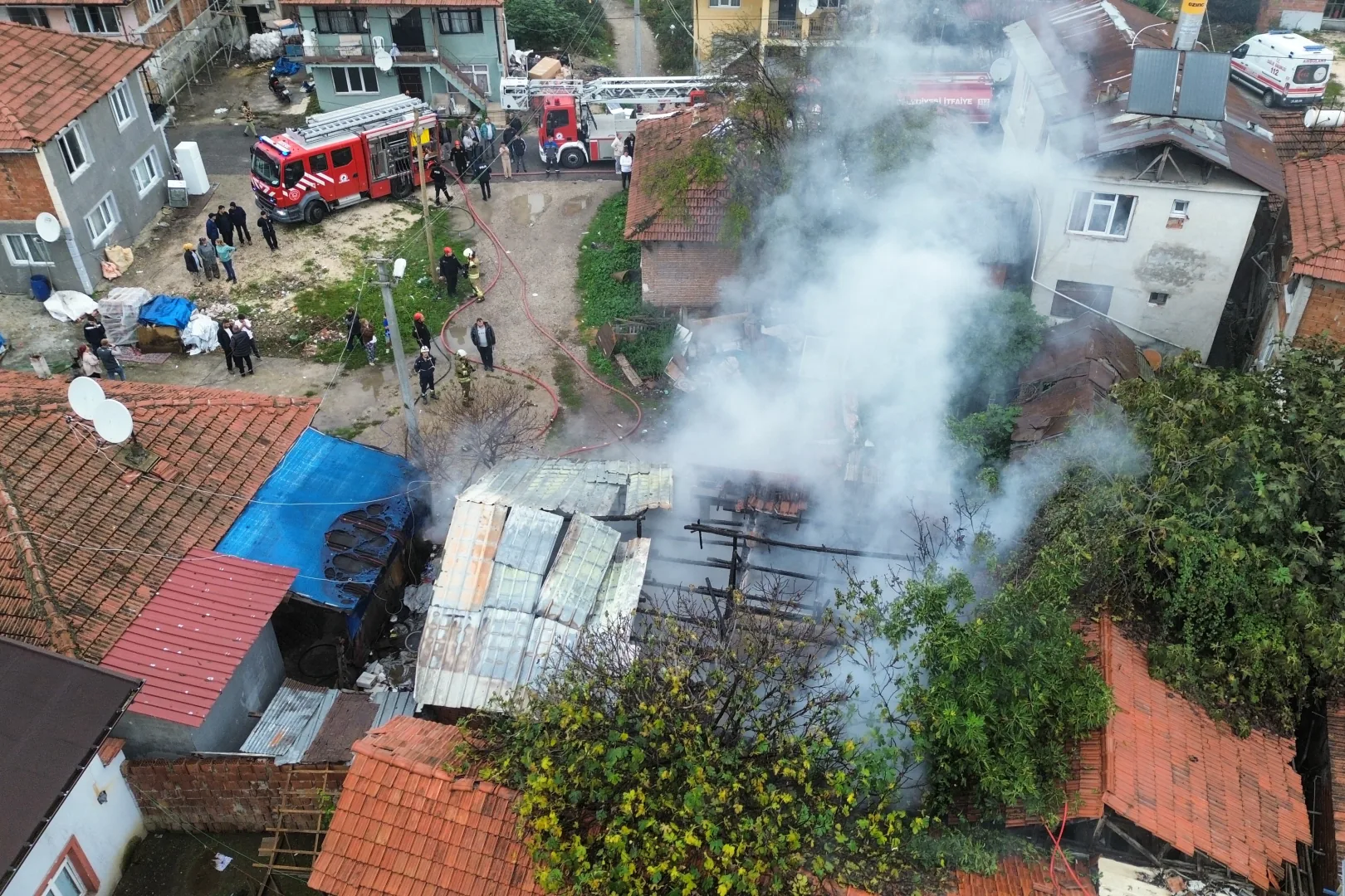 D&uuml;zce'de yangında bir ev k&uuml;l oldu