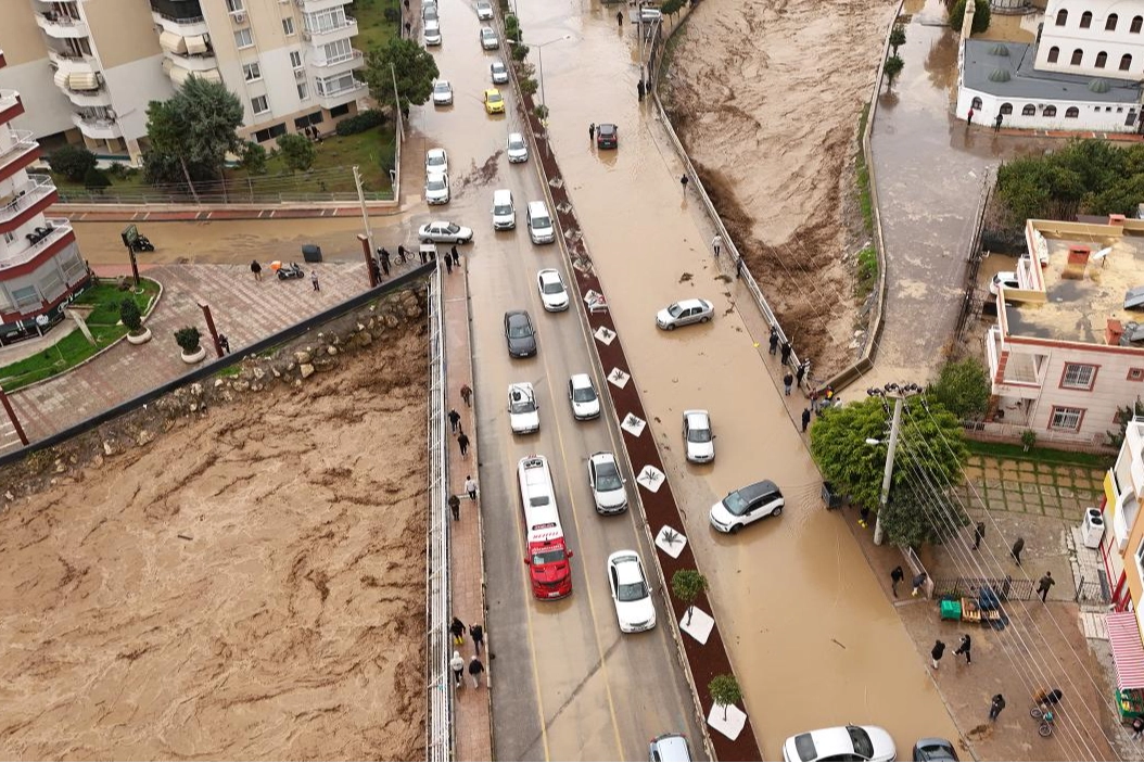 Mezitli Deresi taştı, ekipler sel ve taşkınlara m&uuml;dahale ediyor