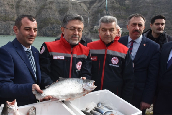 Su &uuml;r&uuml;nlerinde 2,3 milyar dolarlık ihracat