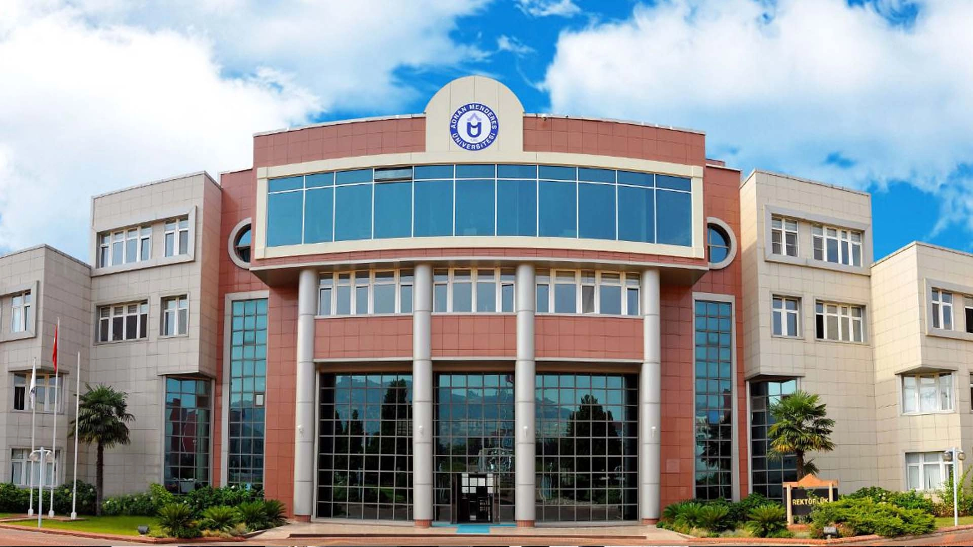 AD&Uuml;'n&uuml;n &uuml;&ccedil; programı MEDEK'ten tam akreditasyon aldı!