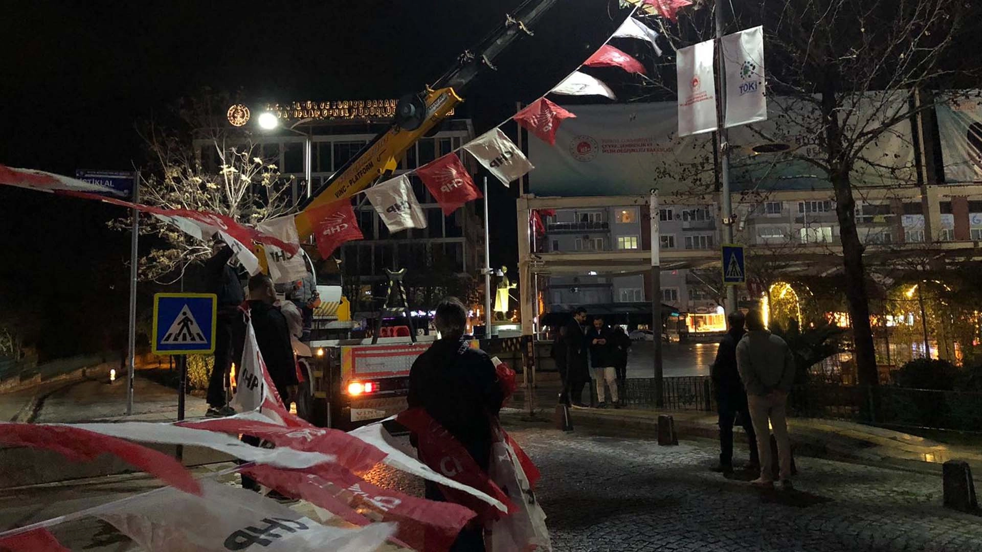 Aydın&rsquo;da Bayrak Tartışması B&uuml;y&uuml;yor: CHP Sahaya İndi