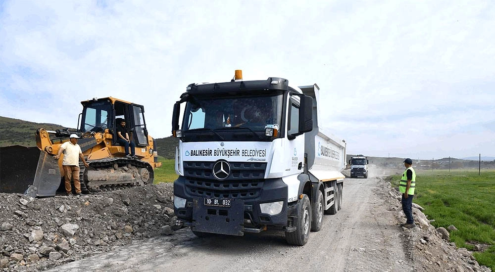 BALIKESİR'DE TEHLİKELİ YOLLARA NEŞTER