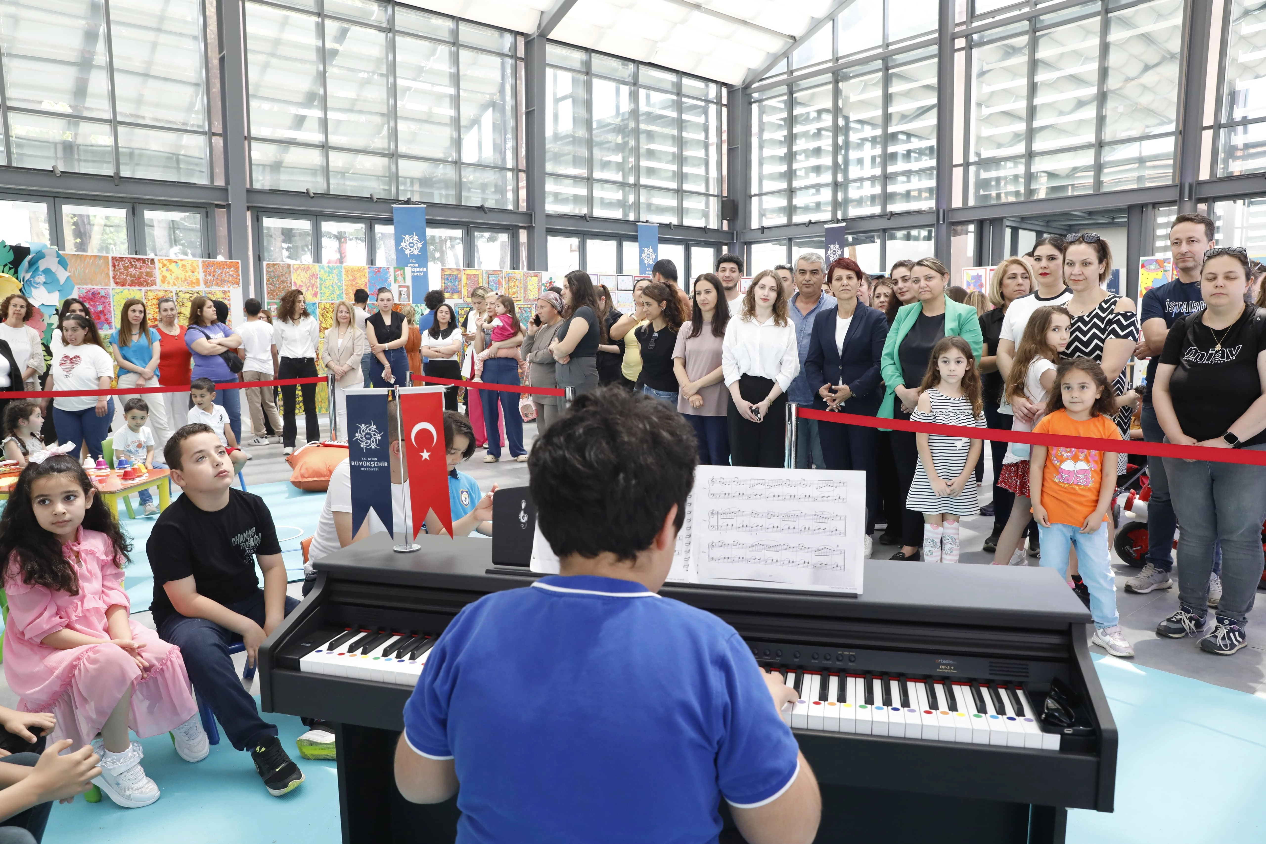 BAŞKAN ÇERÇİOĞLU’NUN AYDIN’A KAZANDIRDIĞI OTİZM MERKEZLERİNİN ÖĞRENCİLERİNDEN SANAT SERGİSİ