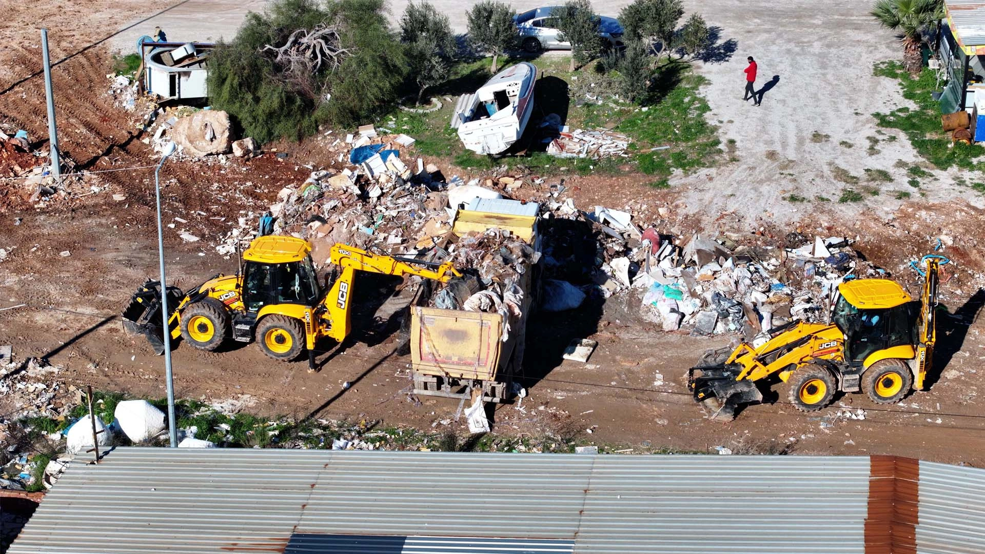 &Ccedil;evreyi kirleten yandı: Didim Belediyesi harekete ge&ccedil;ti