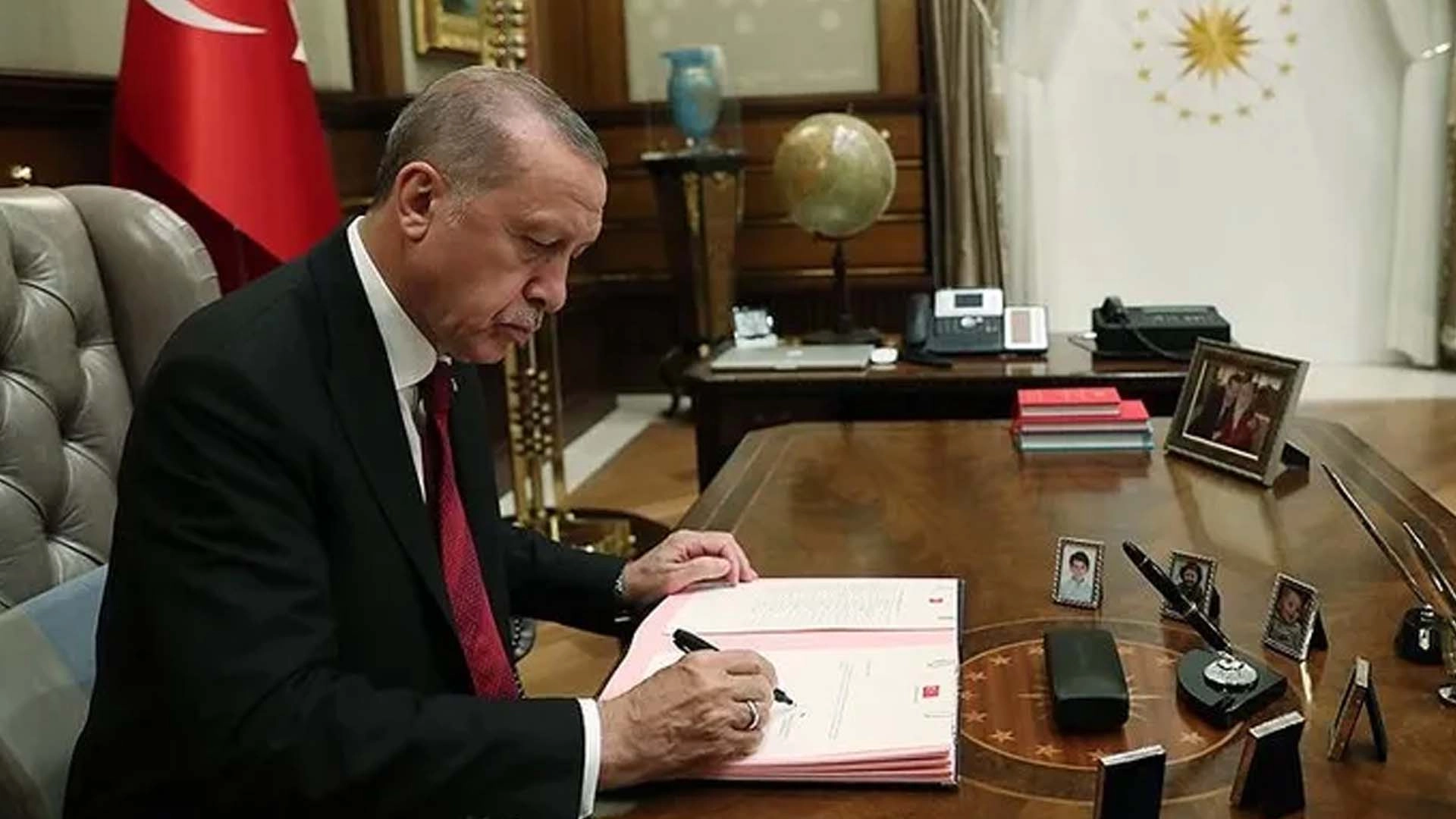 Cumhurbaşkanı Erdoğan&rsquo;ın imzasıyla &ccedil;ok sayıda g&ouml;rev değişikliği yapıldı