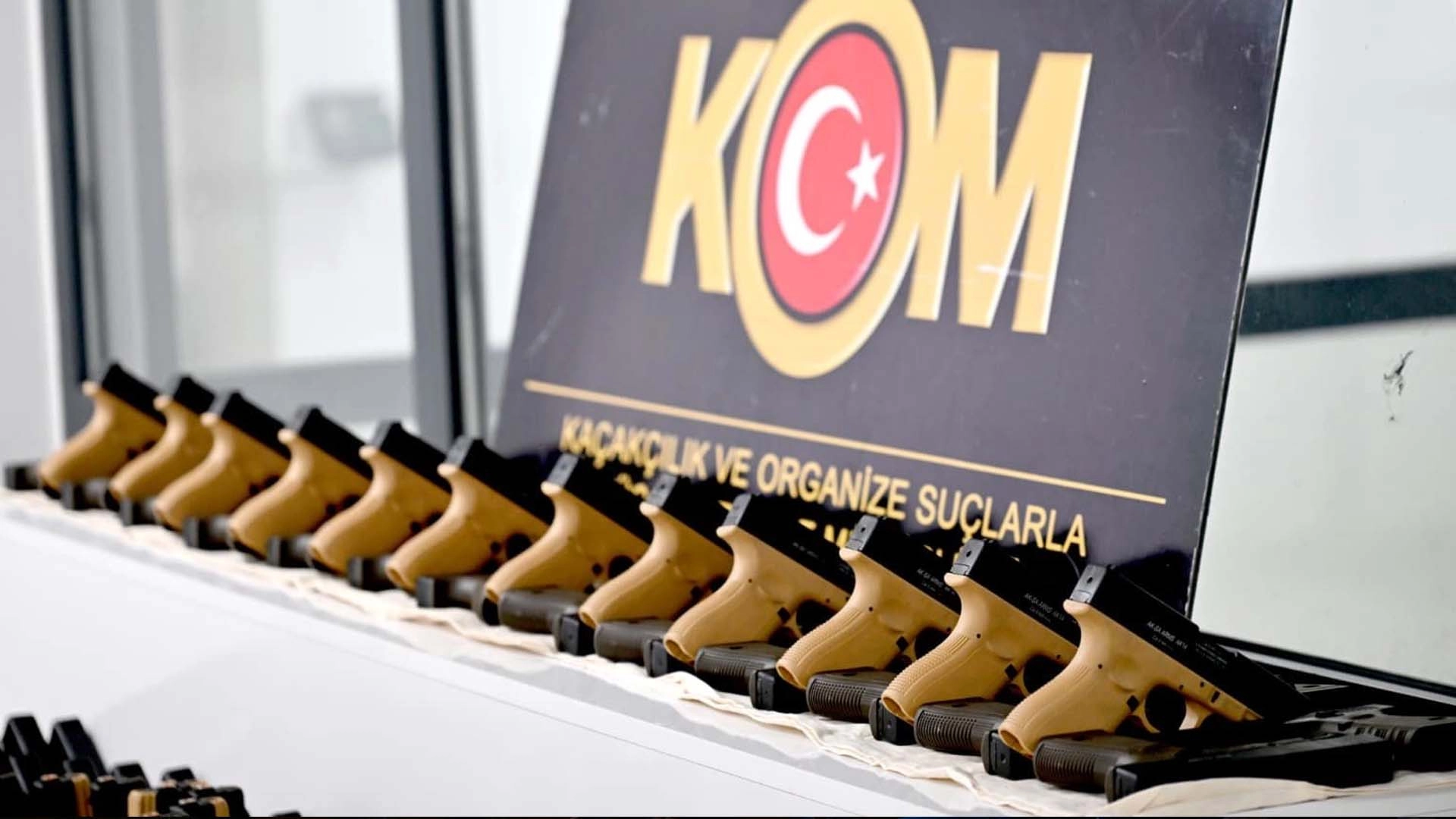 Demirden büyüyen arı kovanı bozuldu: 1.000 tabanca yakalandı