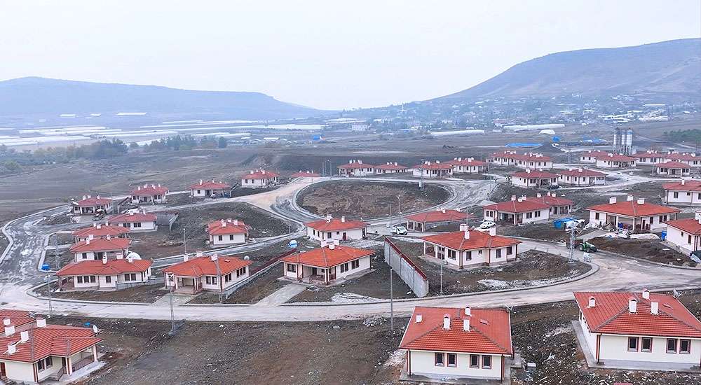 DEPREM BÖLGESİNDE KÖY EVLERİ TESLİM EDİLİYOR