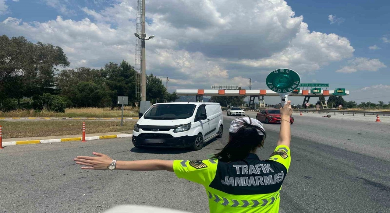 Düzensiz göçmen taşıyan araç otoyolda yakalandı