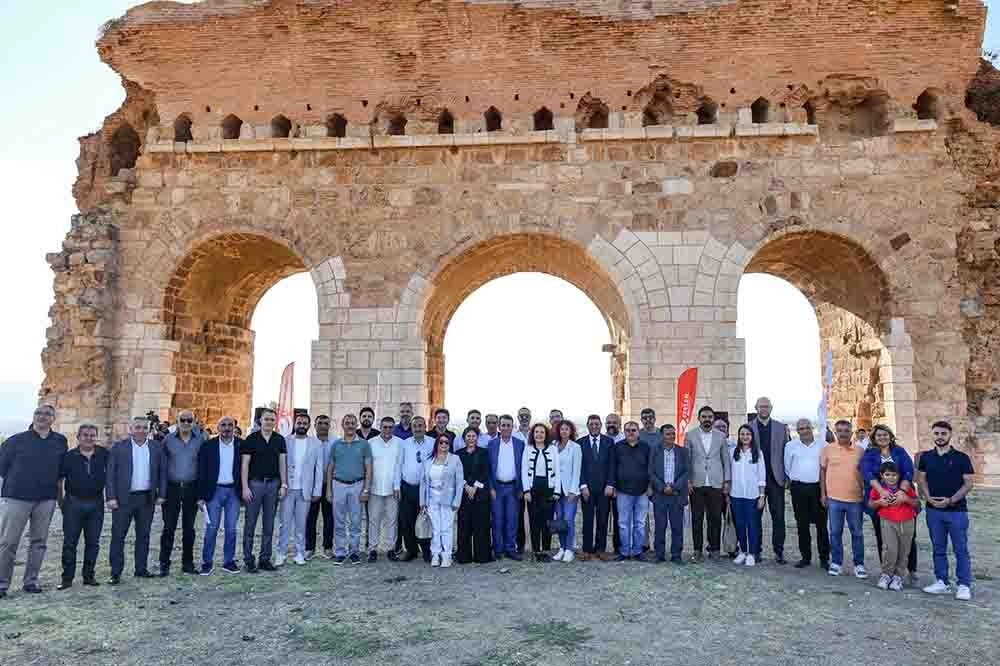 Efeler’de felsefe ve arkeoloji rüzgârı