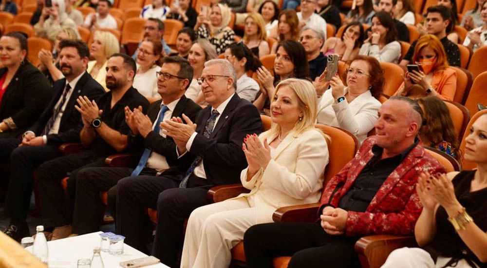 Ege Üniversitesi 70. yıl kutlamasında yıldızlar geçidi