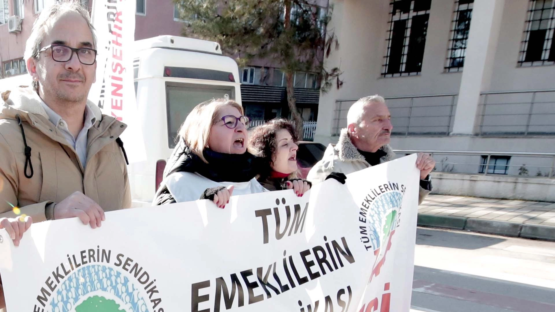 Emekliyi a&ccedil; bırakarak mı s&uuml;per g&uuml;&ccedil; olacaksınız, yazık!.. Utanmazlar