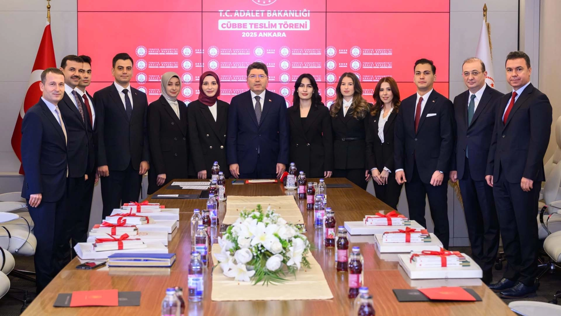 Genç hakim ve savcılar cübbelerini teslim aldı