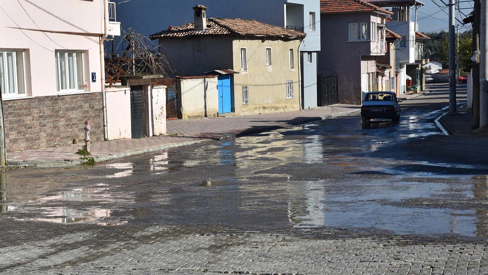 Germencik&rsquo;te i&ccedil;me suyu israfı mahalleliyi isyan ettirdi