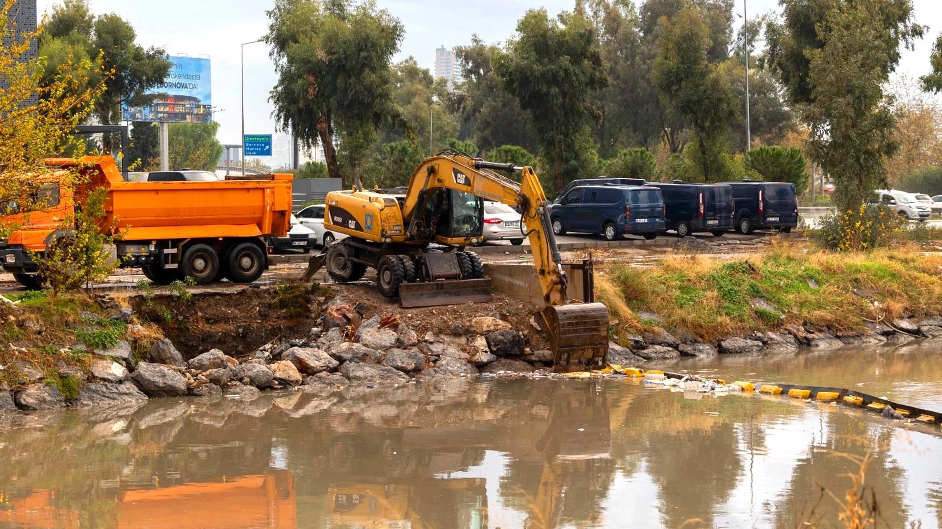 İzmir'de sağanak yağış ve fırtına nedeniyle ekipler seferber oldu