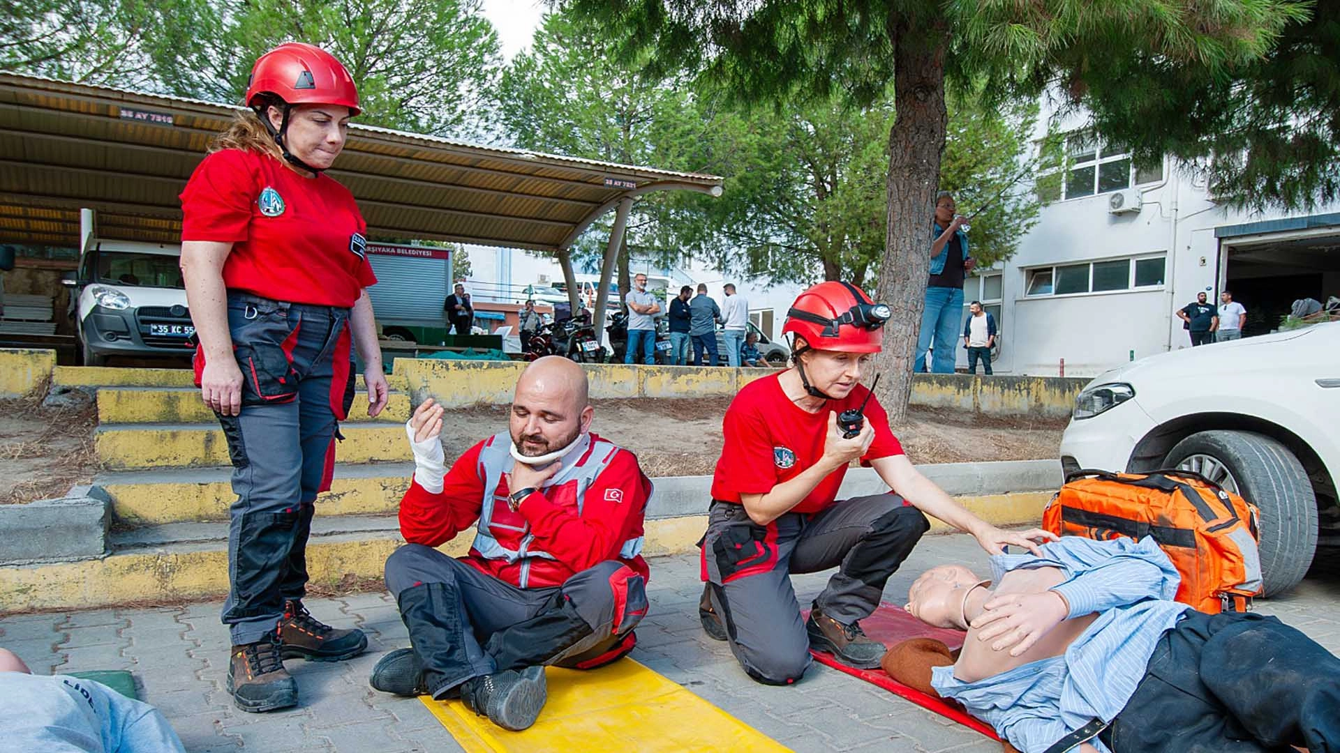 Karşıyaka Belediyesi personeline deprem tahliye tatbikatı
