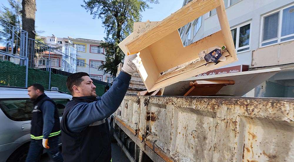Konak’ta mobilya atıkları ücretsiz toplanıyor