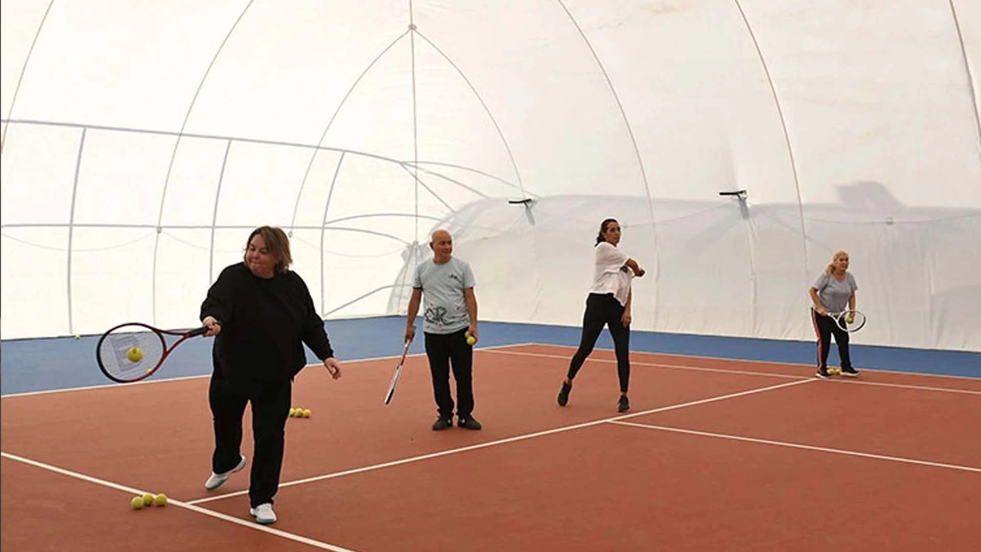 Kuşadası&rsquo;nda emekliler kortlara &ccedil;ıktı! &Uuml;cretsiz tenis kursuna yoğun ilgi