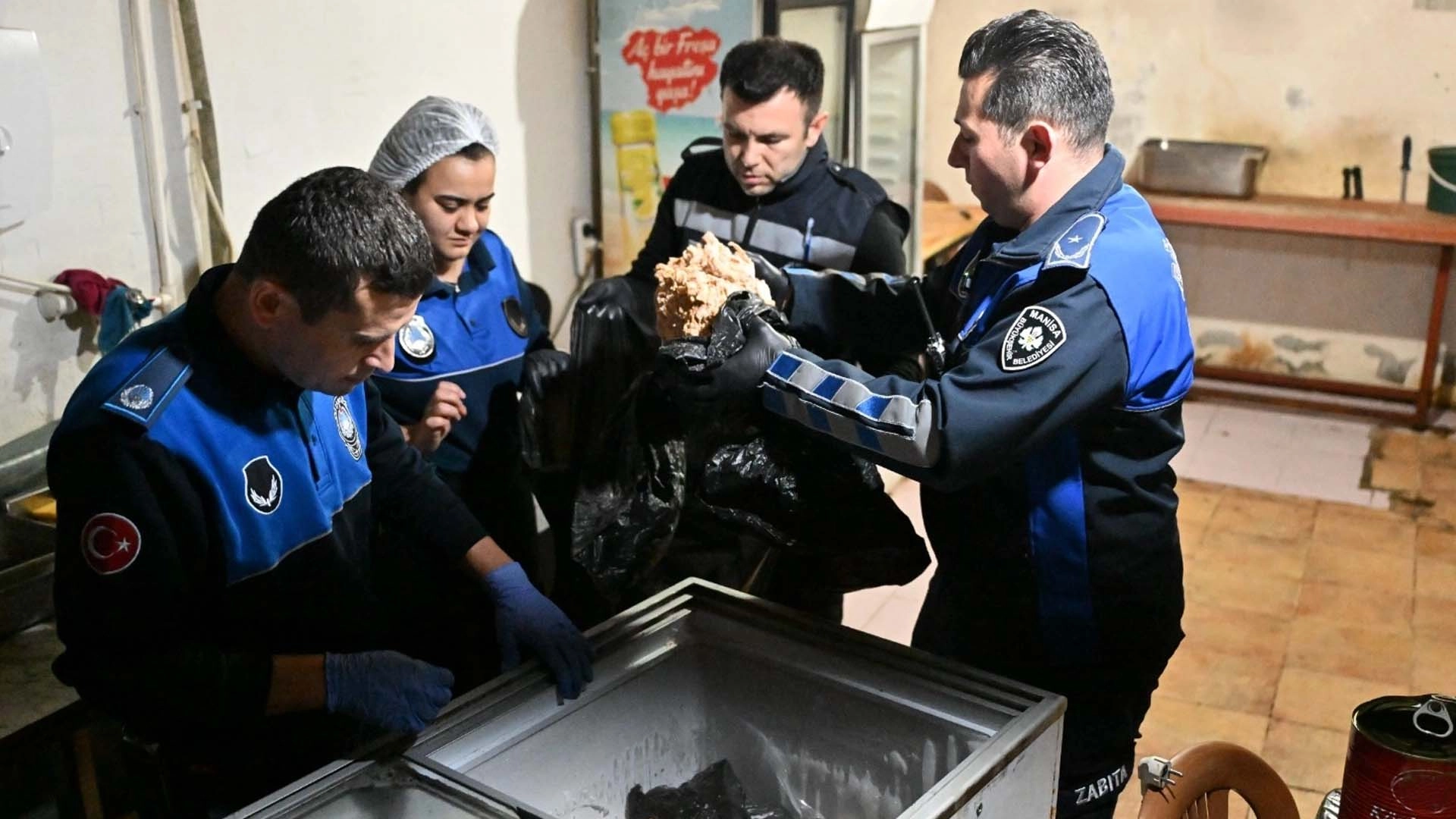 Manisa'da 150 kilo pişmiş tavuk eti ele geçirildi! İşletme mühürlendi