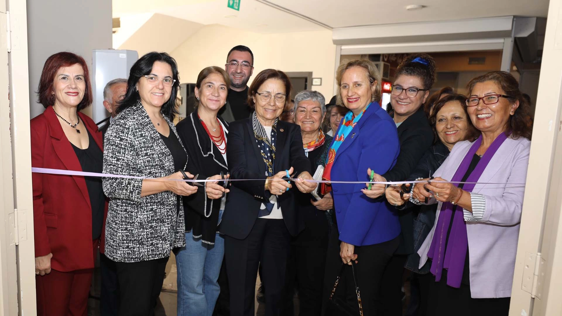 Narlıdere’de kadınlar şiddete karşı kelimeleriyle birleşti