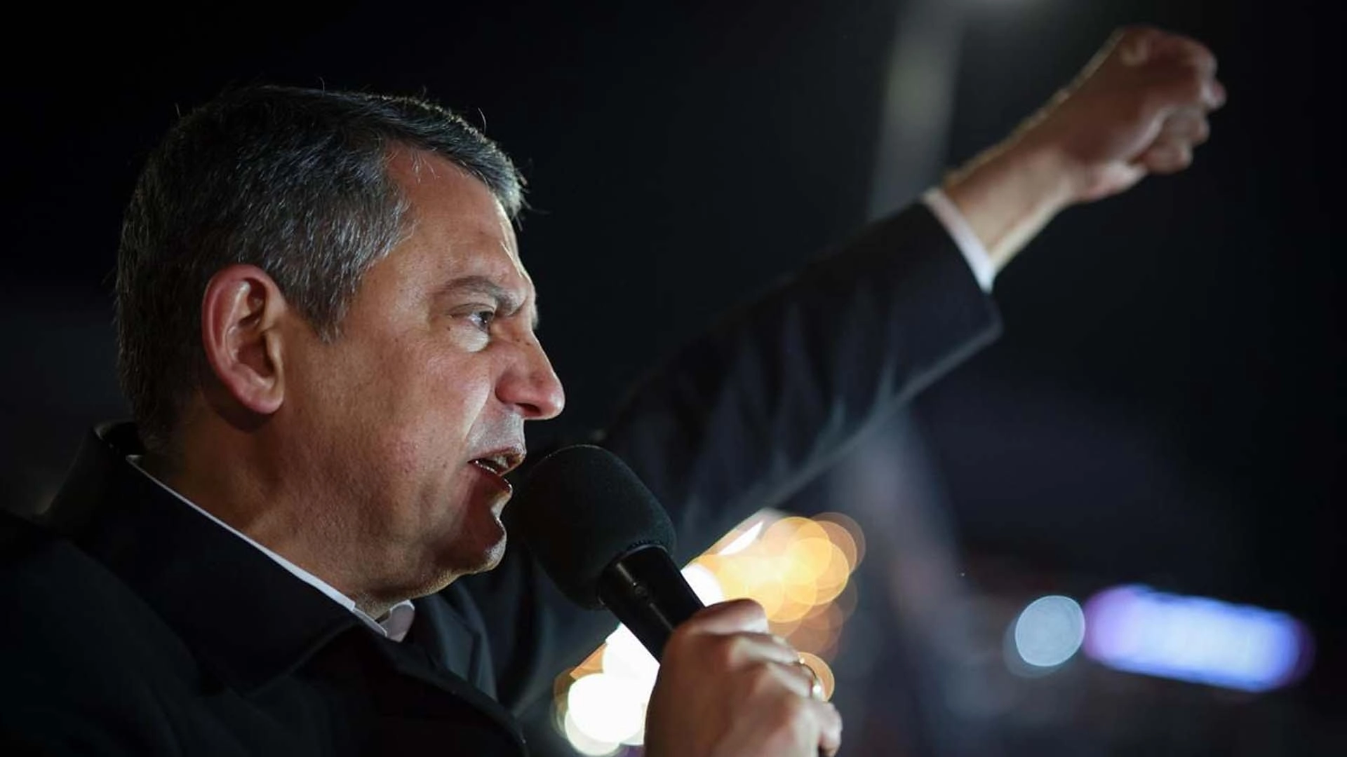 &Ouml;zg&uuml;r &Ouml;zel&rsquo;den &ldquo;s&uuml;re&ccedil;&rdquo; mesajı: CHP&rsquo;ye rol bi&ccedil;enleri dikkatle izliyoruz