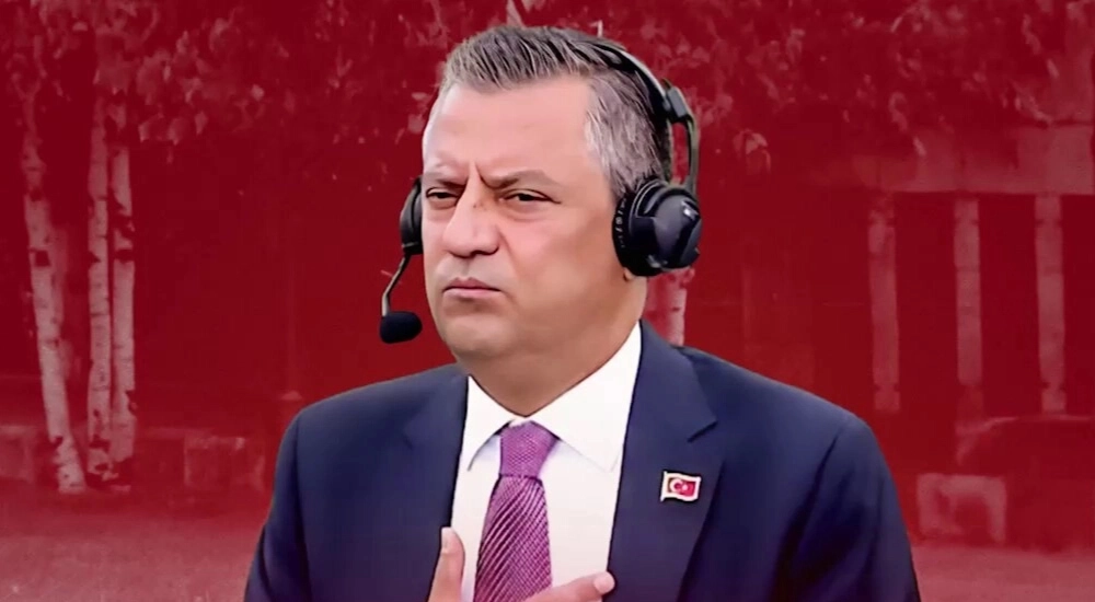 ÖZGÜR ÖZEL'E YUMRUKLU SALDIRI!.. SALDIRGAN GÖZALTINDA