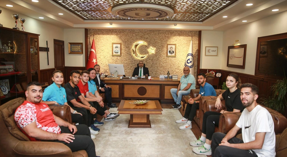 Rektör Bülent Kent şampiyonları ağırladı