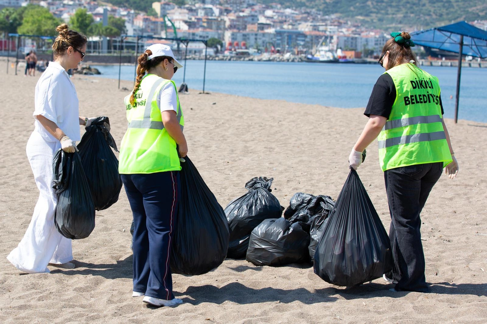 Sahildeki g&ouml;r&uuml;nt&uuml;ler takdir topladı! &Ccedil;ocuklar &ccedil;evre i&ccedil;in harekete ge&ccedil;ti