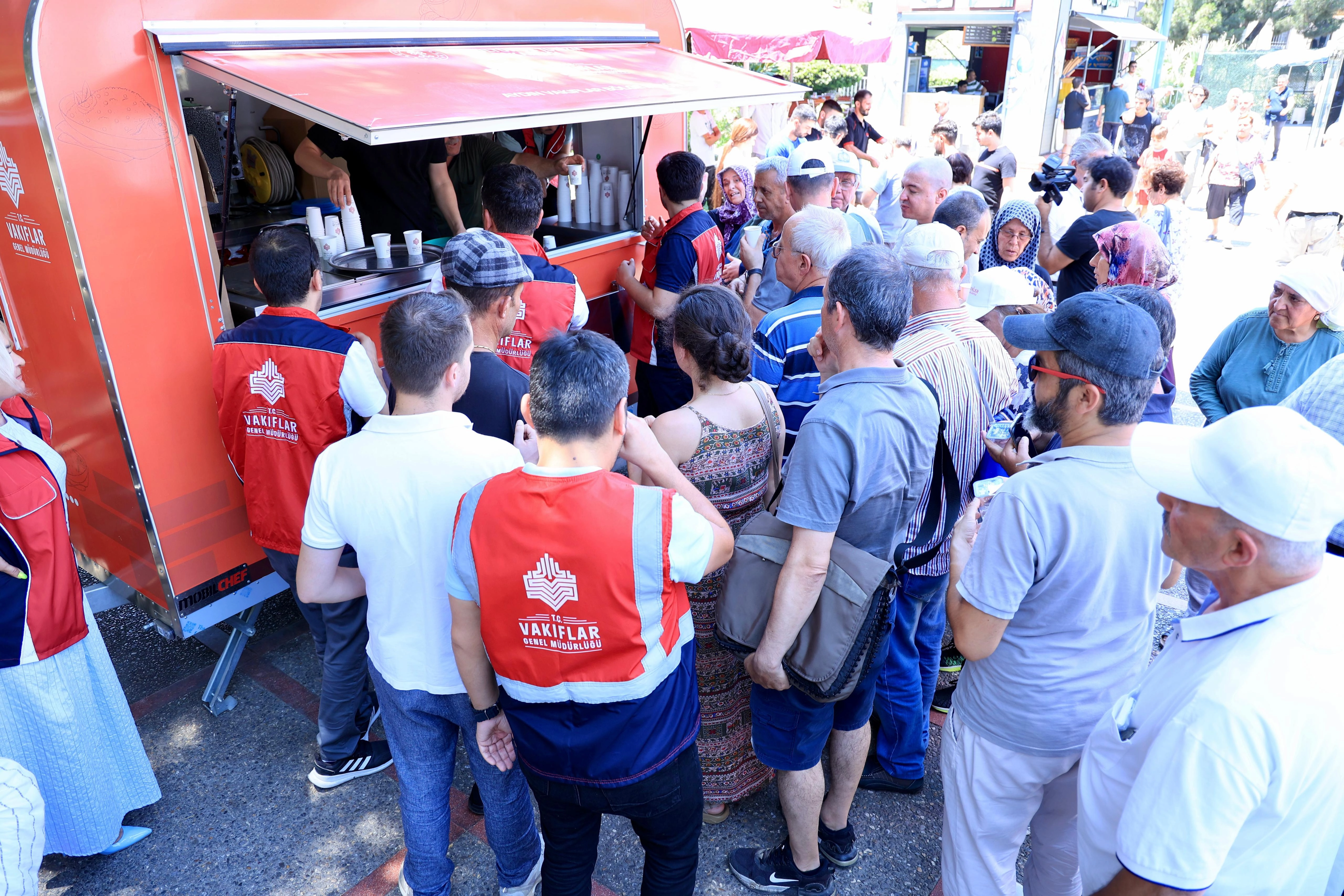 Sıcakta Serinlik: Cuma Namazı Sonrası Soğuk Goruk Suyu İkramı