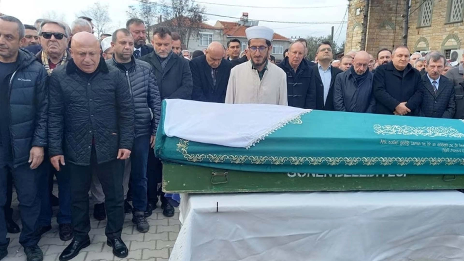 Turhan &Ccedil;&ouml;mez&rsquo;in Acı G&uuml;n&uuml;: Annesi İkbal &Ccedil;&ouml;mez Son Yolculuğuna Uğurlandı