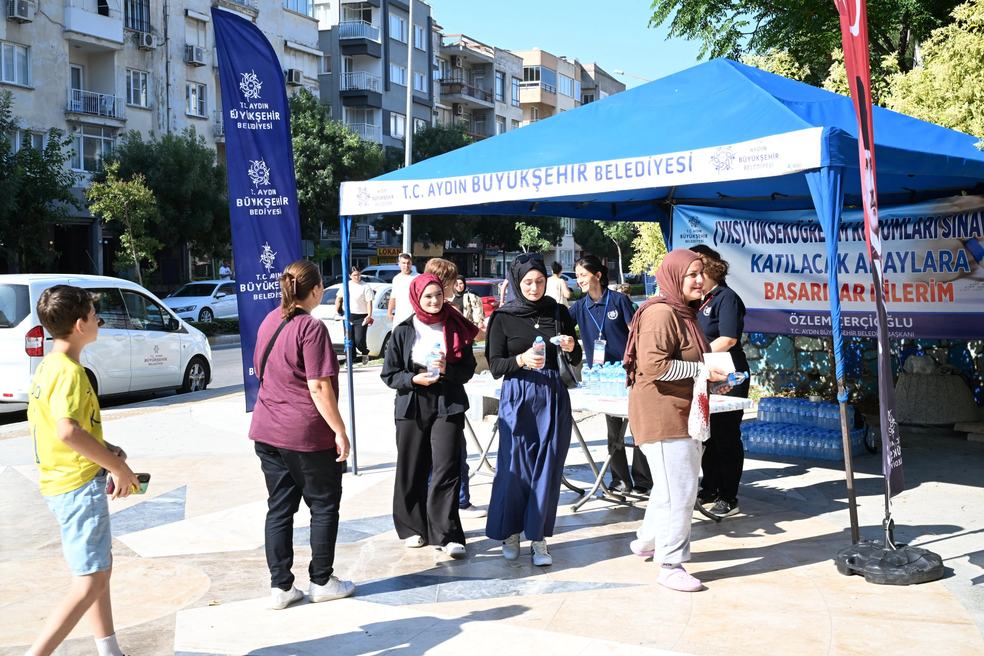Üniversite adaylarına Büyükşehir’den sıcak günde serin destek