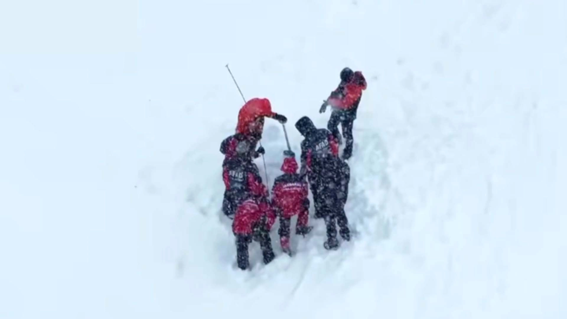 Yoğun karla m&uuml;cadelede 42 bin personel sahada
