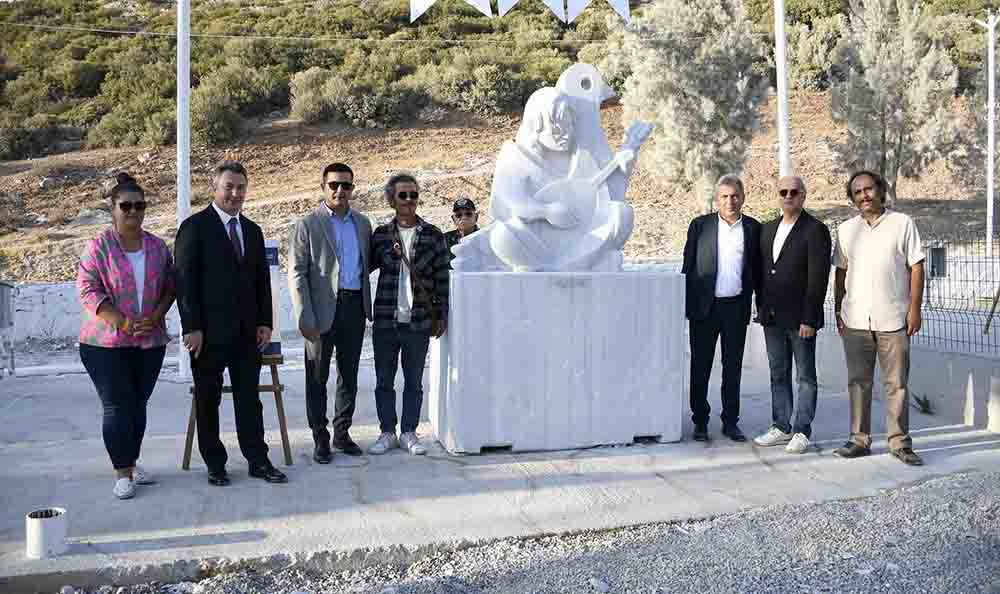 Kuşadası'nda müzik, mermer bloklardan heykele dönüştü