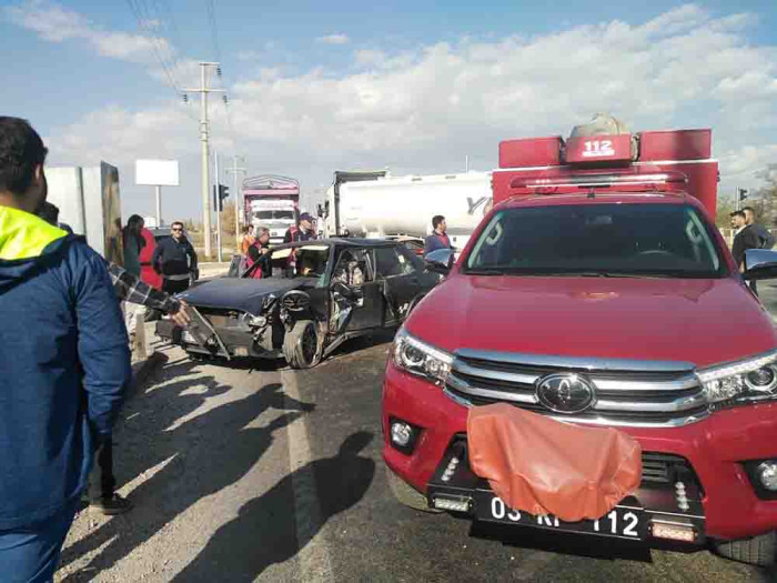  Patpatla otomobilin çarpıştığı kazada 2 kişi yaralandı