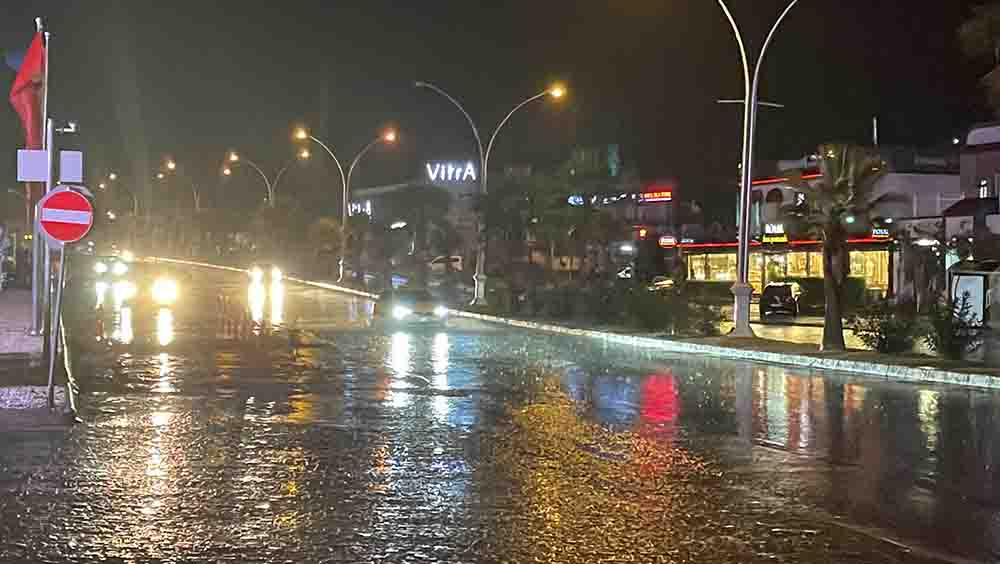 Bodrum'da sağanak yağış cadde ve sokakları göle çevirdi