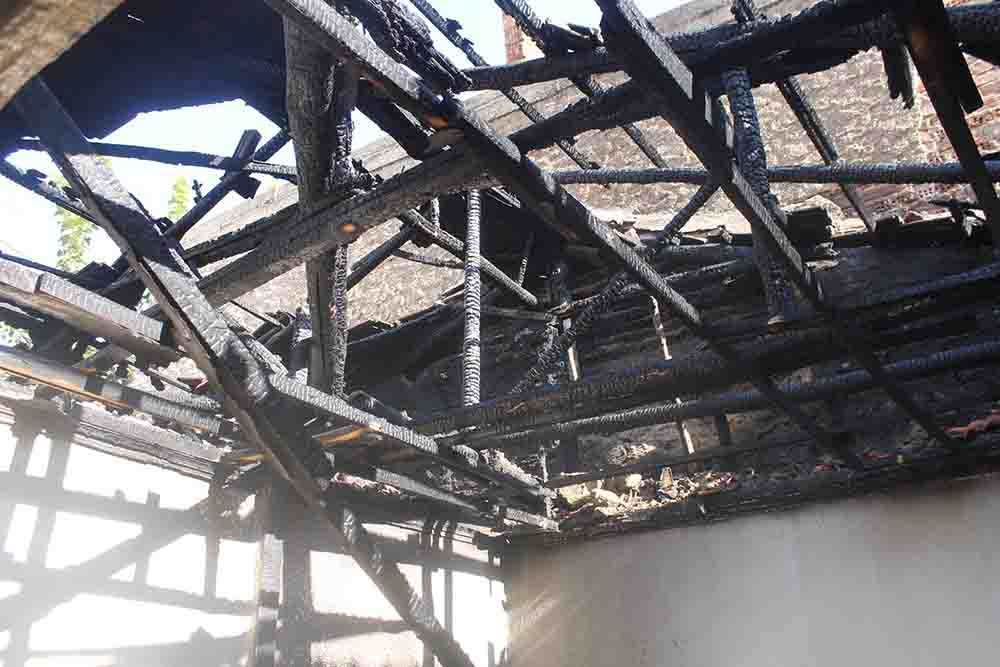 Manisa’da ev yangını: Son anda faciadan kurtuldular