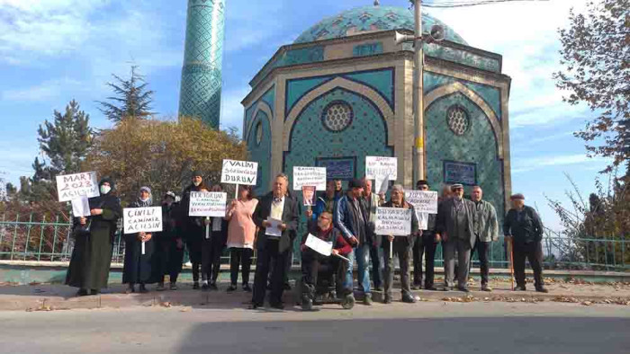 Kütahyalılar zemininde kayma yaşanan Çinili Camii'nin ibadete açılmasını istiyor