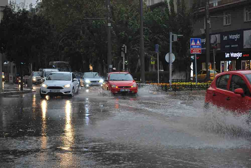 İzmir yılın ilk yağmurunda felç oldu