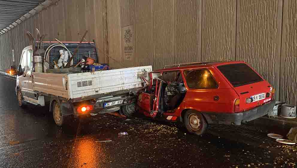 Aydın''da otomobil kamyonete ok gibi saplandı: 2 yaralı